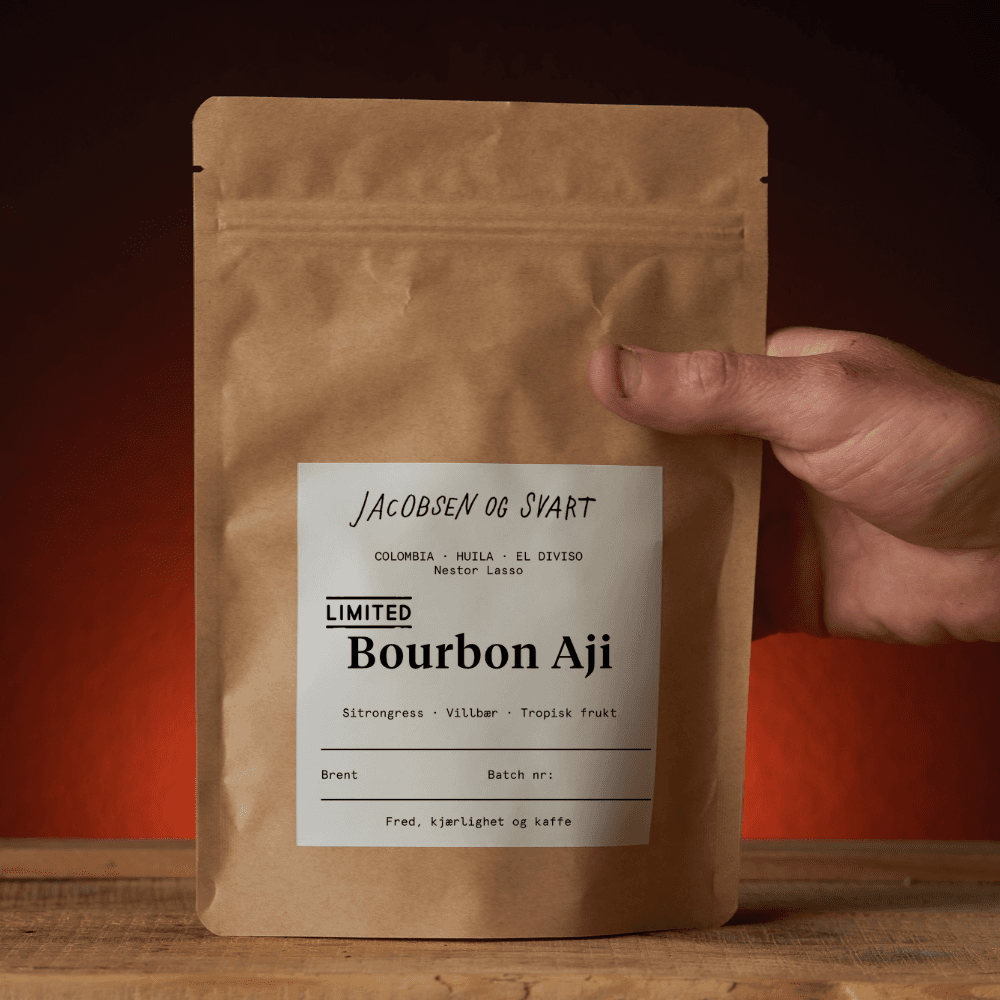 Brun kraftpapipose med kaffe merket Bourbon Aji